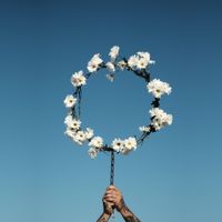 DAISY CHAIN - The World Is Not Spinning