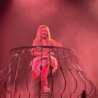 Sabrina Carpenter - Feather
